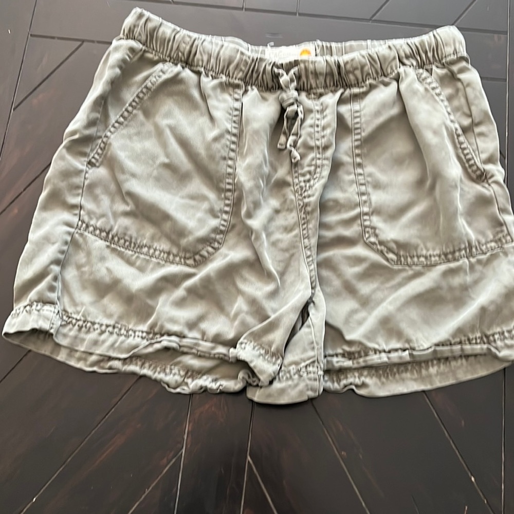 C & C California lightweight olive pull on shorts!
